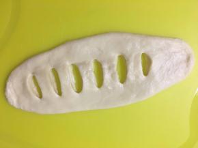 用锋利的小刀在面团的中间划几道口子如图所示。