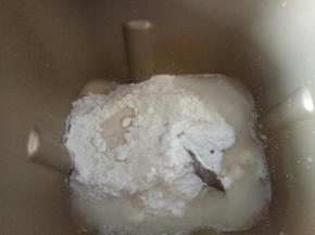 先制作油皮部分，将油皮部分除猪油外的材料揉成团