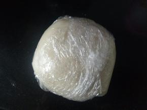 用保鲜膜包住室温松弛30分钟