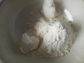 接下来制作酥皮部分，先将猪油和低粉用刮刀拌均匀