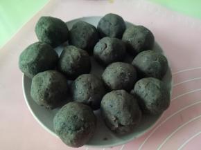 豆沙馅分20克一个，滚圆，盖保鲜膜备用
