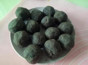 豆沙馅分20克一个，滚圆，盖保鲜膜备用