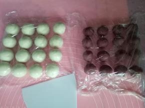 松弛好的油皮平均分成16份，滚圆，盖保鲜膜松弛20分钟，酥皮也分成16份