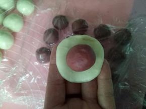松弛好后将酥皮包入油皮里，捏紧收口，滚圆
