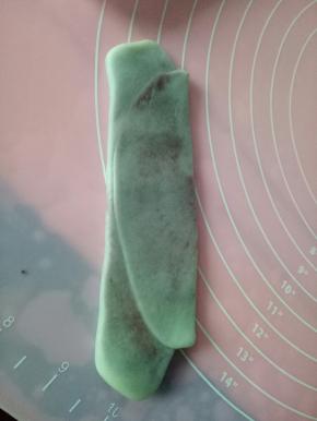 再第二擀，方法还是用擀面杖从中间向两边推，不要来回擀