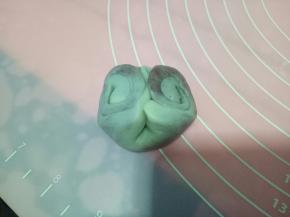 取一个卷卷，用食指在中间压一下，然后两边往上翻，像图中这样