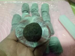 用擀面杖擀薄擀圆，取一个豆沙球包起来，收口要捏紧，包的时候注意尽量不要弄破皮