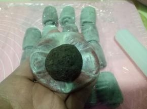 用擀面杖擀薄擀圆，取一个豆沙球包起来，收口要捏紧，包的时候注意尽量不要弄破皮