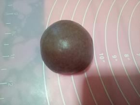 包好的小球收圆，收口朝下