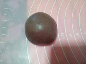 包好的小球收圆，收口朝下