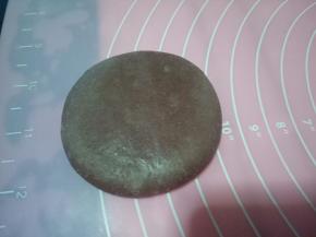 用手掌心摁圆，不要太薄