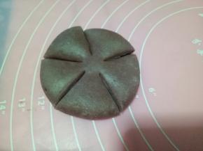 用小刀平均分出5个花瓣，中间留出花心的位置哦（花瓣的数量可以根据自己的喜好切）