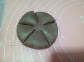 用小刀平均分出5个花瓣，中间留出花心的位置哦（花瓣的数量可以根据自己的喜好切）