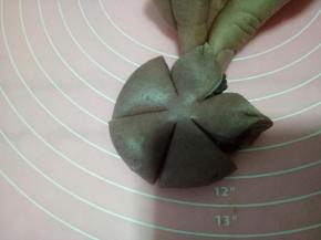 用大拇指和食指捏出花瓣的形状