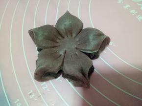 用小刀割出花蕊，全部快做好的时候预热烤箱175度