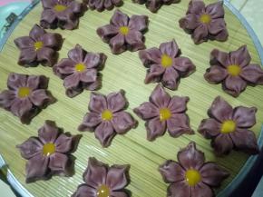 做好的花花，中间花心处点适量蛋黄液