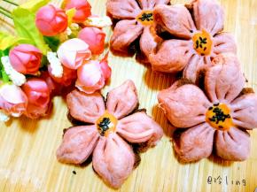 出炉，比入烤箱前的颜色粉多了