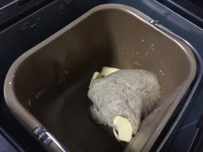 待揉至面团完全看不到面粉，加入室温软化黄油