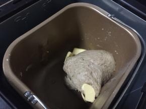 待揉至面团完全看不到面粉，加入室温软化黄油