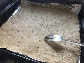 准备一个干净叉子，在饼皮上轻戳出小洞，可助饼皮在烤制中排气，不易拱起