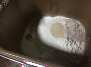 首先制作披萨皮：面团材料按液体到分类，酵母和盐要对角放，除了黄油以外都放入面包桶，也可以手揉