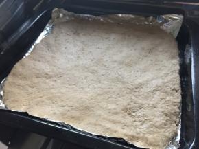 发酵好的面团揉搓排气，擀成烤盘大小的饼皮放置烤盘，烤盘铺一层锡纸
