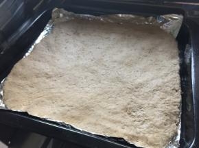 发酵好的面团揉搓排气，擀成烤盘大小的饼皮放置烤盘，烤盘铺一层锡纸