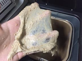 去一小团面粉轻拉伸，查看状态，可拉伸出薄膜即可