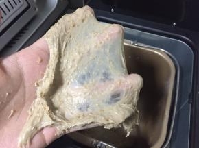 去一小团面粉轻拉伸，查看状态，可拉伸出薄膜即可