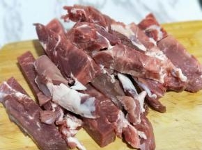 首先切条状。(吃多少切多少)