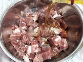 泡好后捞出淋干水份，放入器具中，加入料酒。