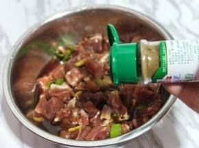 再加入胡椒粉，再次拌均匀，腌制4小时以上。