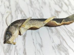 亲戚带来一条咸鱼，他爸爸自己腌制的。