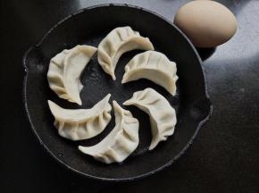 将饺子放锅内，准备鸡蛋。