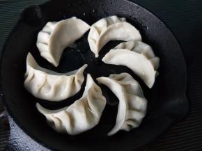 放适量的油在锅内，开小火。