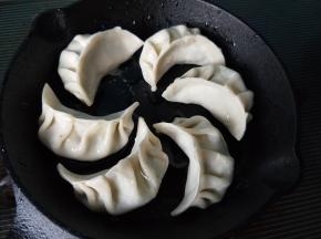 放适量的油在锅内，开小火。