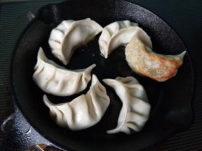 饺子底部煎出锅巴。