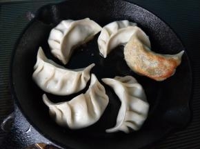 饺子底部煎出锅巴。