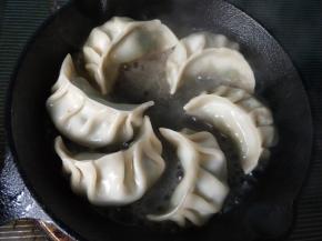 放适量的水，以淹到饺子的一半高为好。