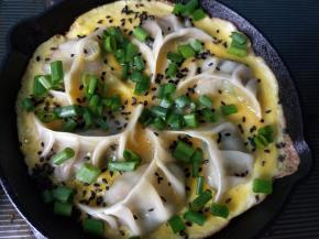 鸡蛋差不多快凝固的时候，撒上黑芝麻和香葱，关火，锅内的余温会将鸡蛋液彻底凝固。