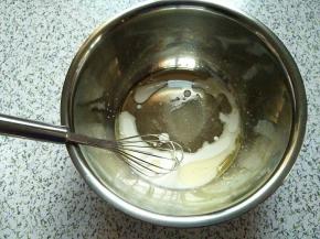 取另外一个盆，倒入牛奶，玉米油和约十克白糖用手打蛋器搅打均匀，乳化