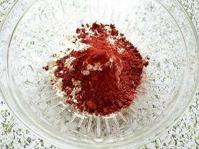 低筋面粉与红曲粉混合均匀