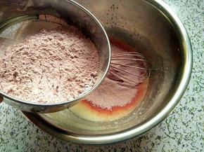 过筛到牛奶盆中，拌到均匀无干粉状