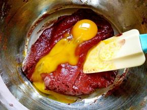 分2-3次加入蛋黄，每加一次都要搅拌均匀，再加入下一次蛋黄