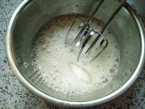 蛋白中加入几滴柠檬汁，用电动打蛋器打到出现大泡沫，加入第一次白糖