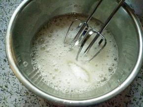 蛋白中加入几滴柠檬汁，用电动打蛋器打到出现大泡沫，加入第一次白糖
