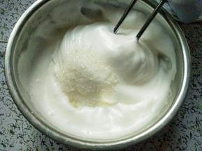 打到泡沫变细腻，像奶油状，加入第二次白糖，继续高速打发