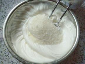 打到出现小纹路，打蛋头稍微有点点阻力，加入最后一次白糖