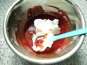 取1/3蛋白糊到面糊中，以翻拌加切拌的手法拌匀