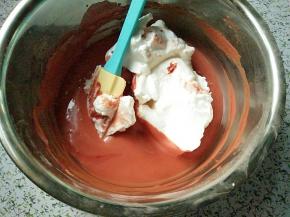 取剩下的1/2的蛋白糊到面糊中，同样手法拌均匀，然后把拌好的面糊倒回剩下的蛋白糊中，继续拌均匀